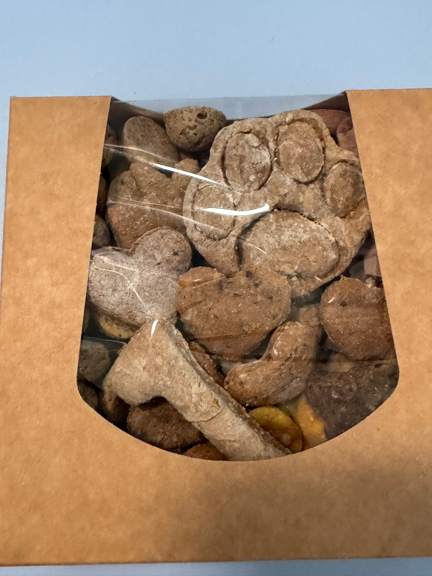 Geschenkebox zum 1. Hundegeburtstag mit verschiedenen Leckerli