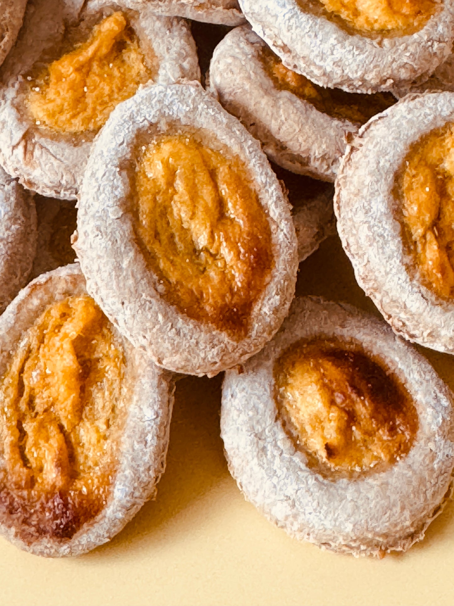 Fruchtige Bananekekse mit einem Mango Spiegel - gesund und lecker.