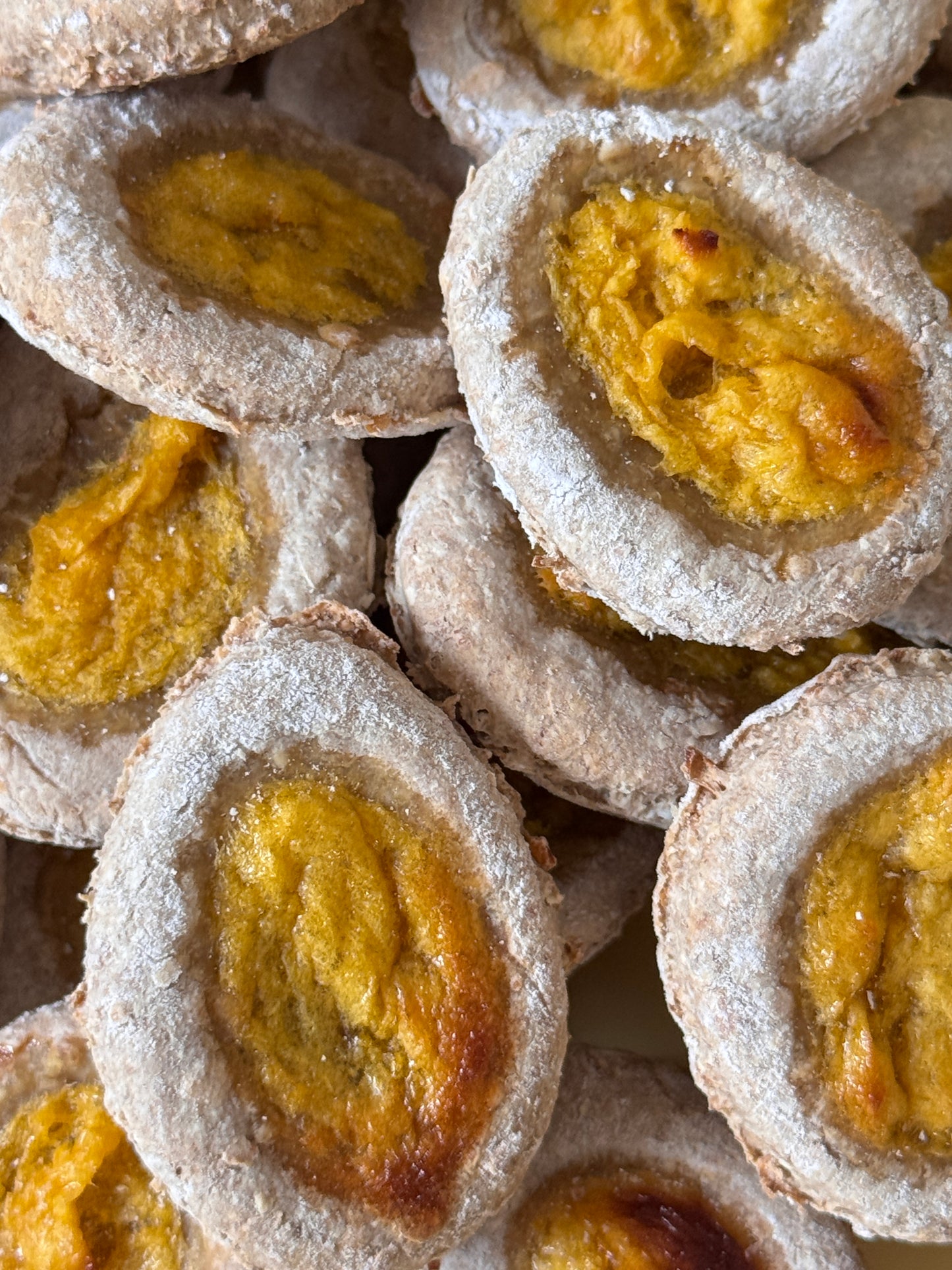 Fruchtige Bananekekse mit einem Mango Spiegel - gesund und lecker.