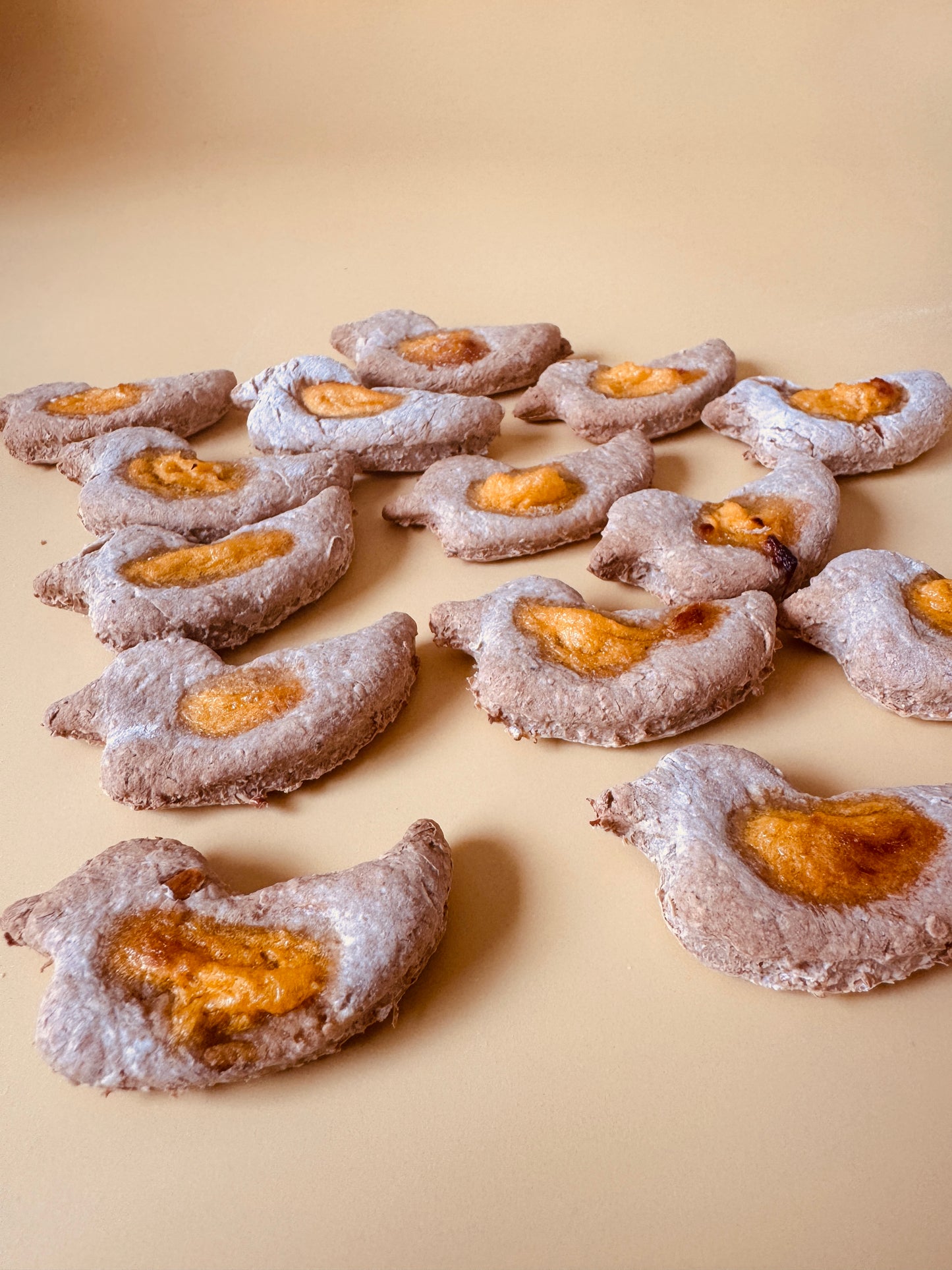 Fruchtige Bananekekse mit einem Mango Spiegel - gesund und lecker.
