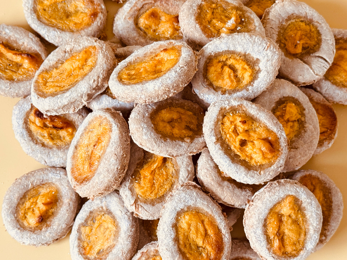 Fruchtige Bananekekse mit einem Mango Spiegel - gesund und lecker.