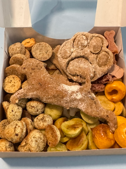 Geschenkebox zum 1. Hundegeburtstag mit verschiedenen Leckerli