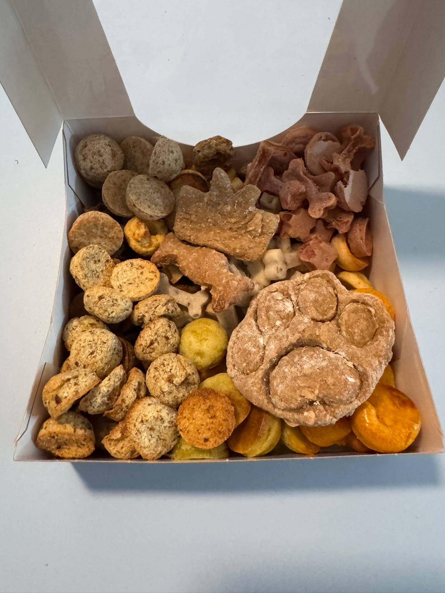 Geschenkebox zum 1. Hundegeburtstag mit verschiedenen Leckerli
