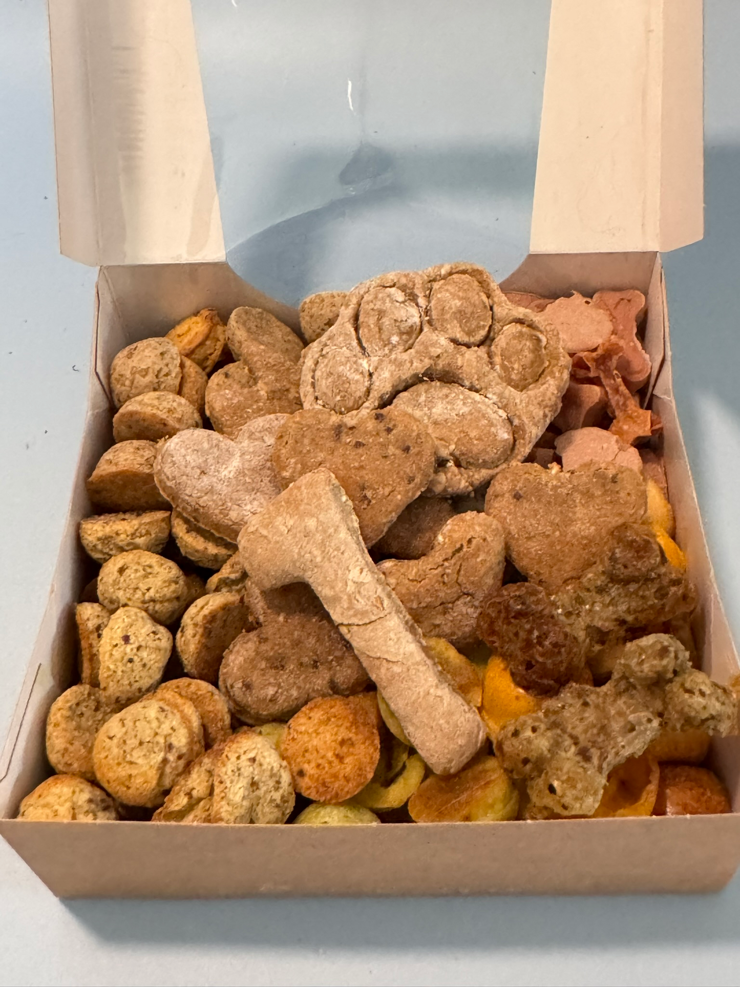 Geschenkebox zum 1. Hundegeburtstag mit verschiedenen Leckerli