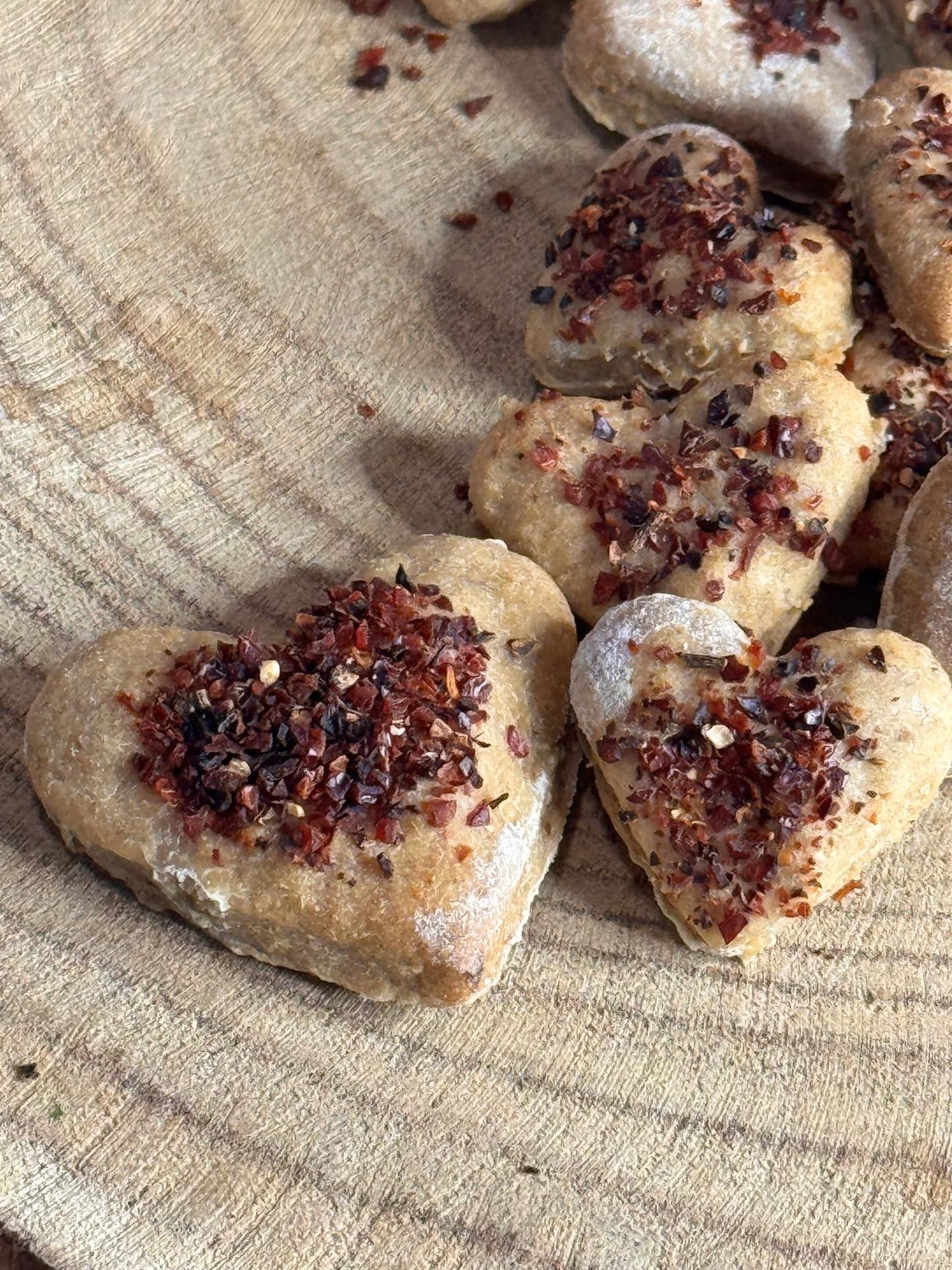 Hagebutten Herzen für Hunde, in zwei verschiedenen Größen, vegan