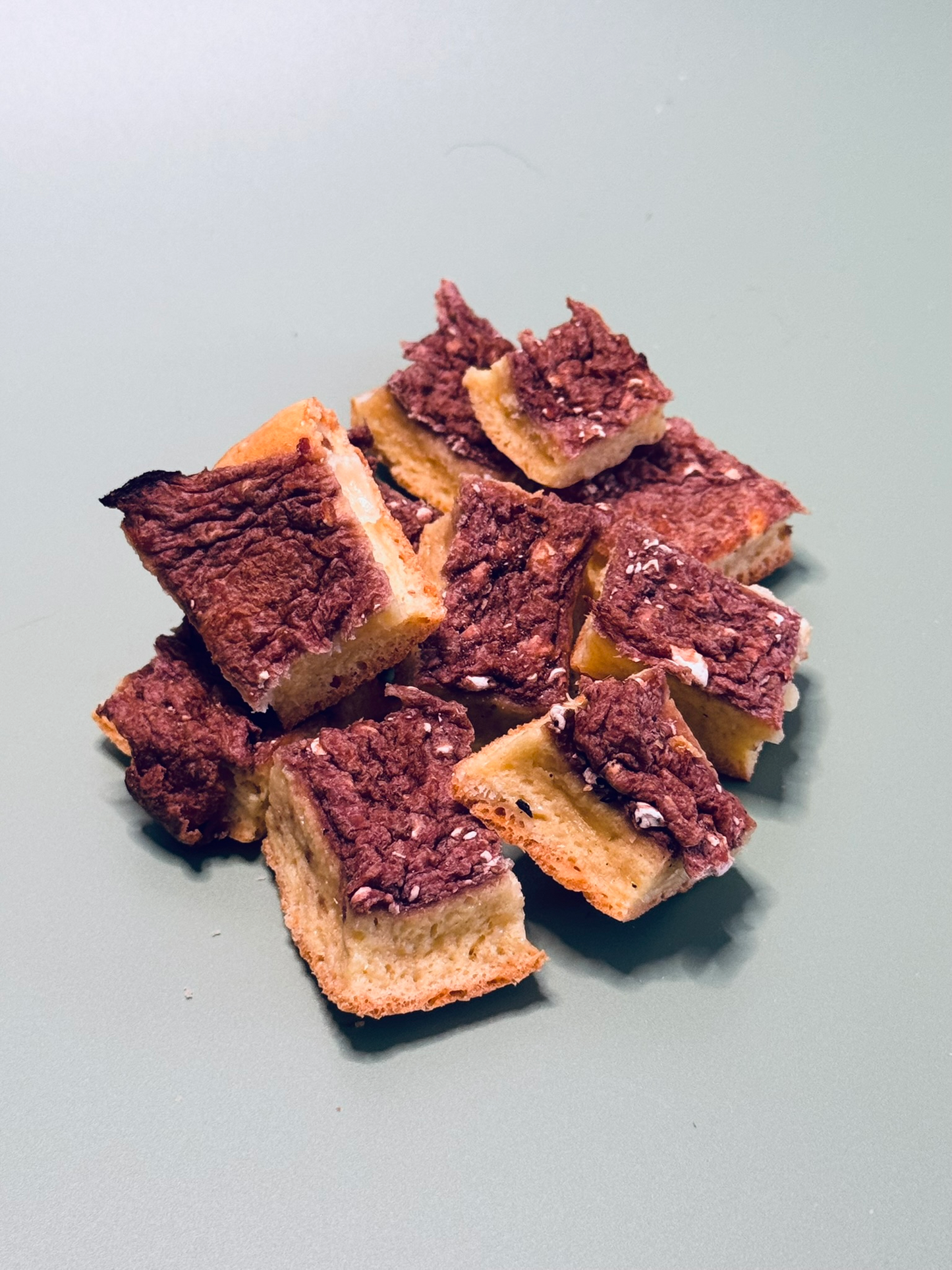 Käsepralinen mit Erdbeertopping für Hunde, frisch und lecker