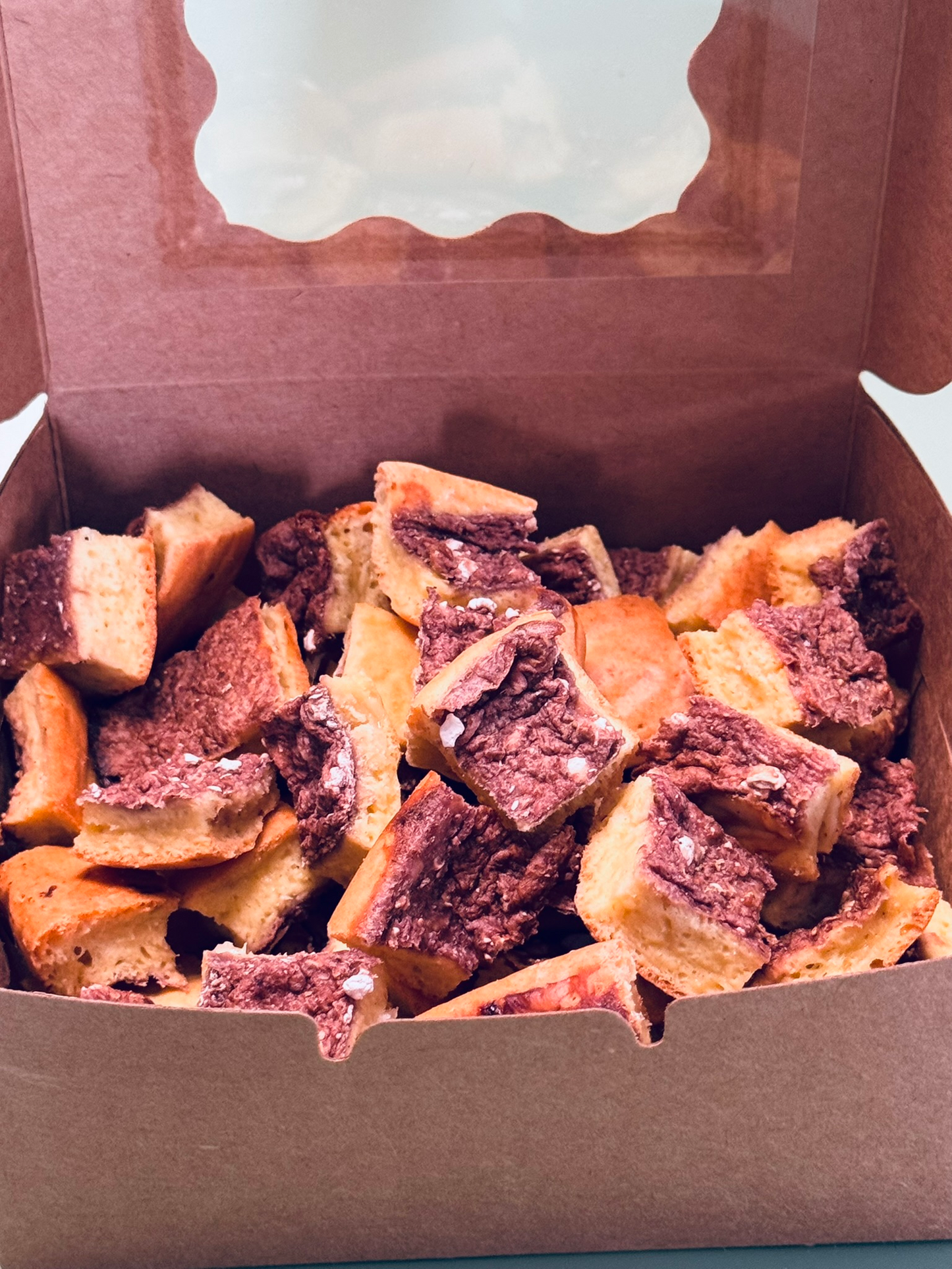 Käsepralinen mit Erdbeertopping für Hunde, frisch und lecker