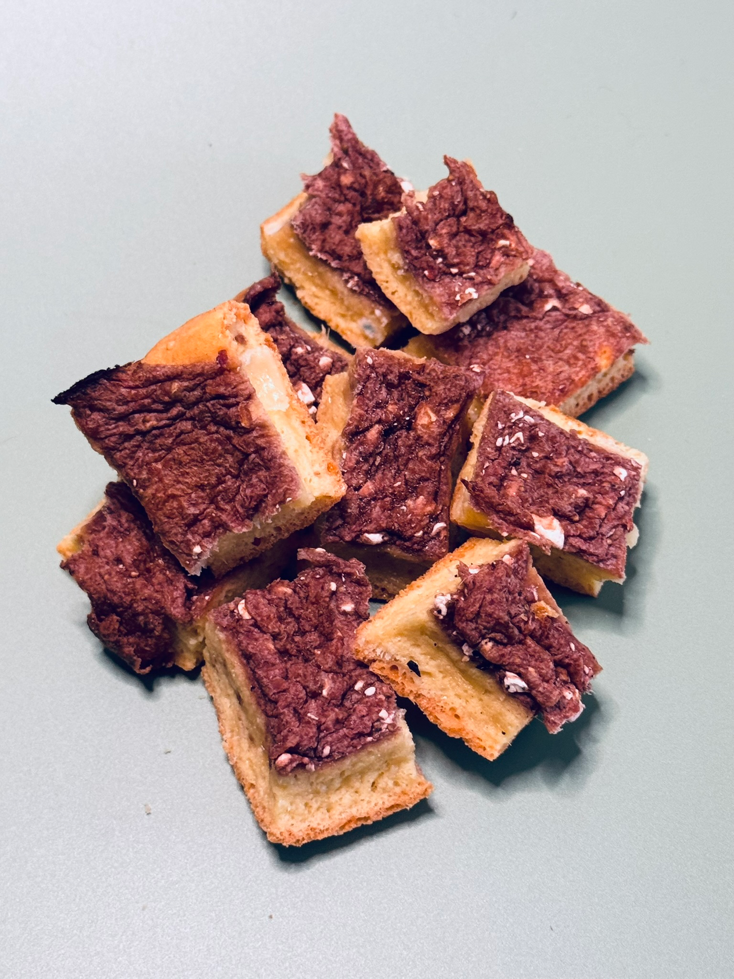 Käsepralinen mit Erdbeertopping für Hunde, frisch und lecker