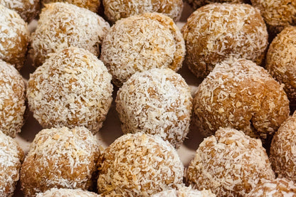 Handgefertigtes Kokoskonfekt mit Kräutern für Hunde aus natürlichen Zutaten.
