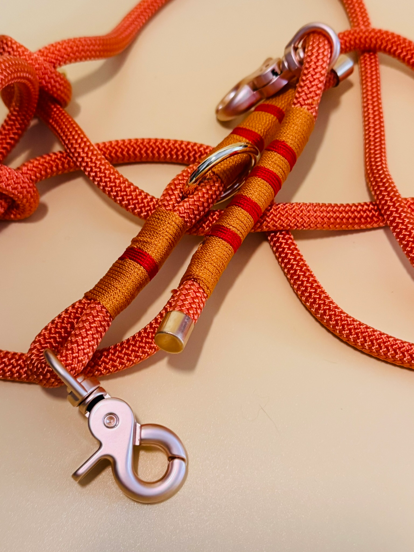 Handgefertigte verstellbare Hundeleine aus PPM Seil für kleine bis mittelgroße Hunde und Welpen in orange