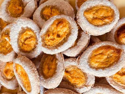 Fruchtige Bananekekse mit einem Mango Spiegel - gesund und lecker.