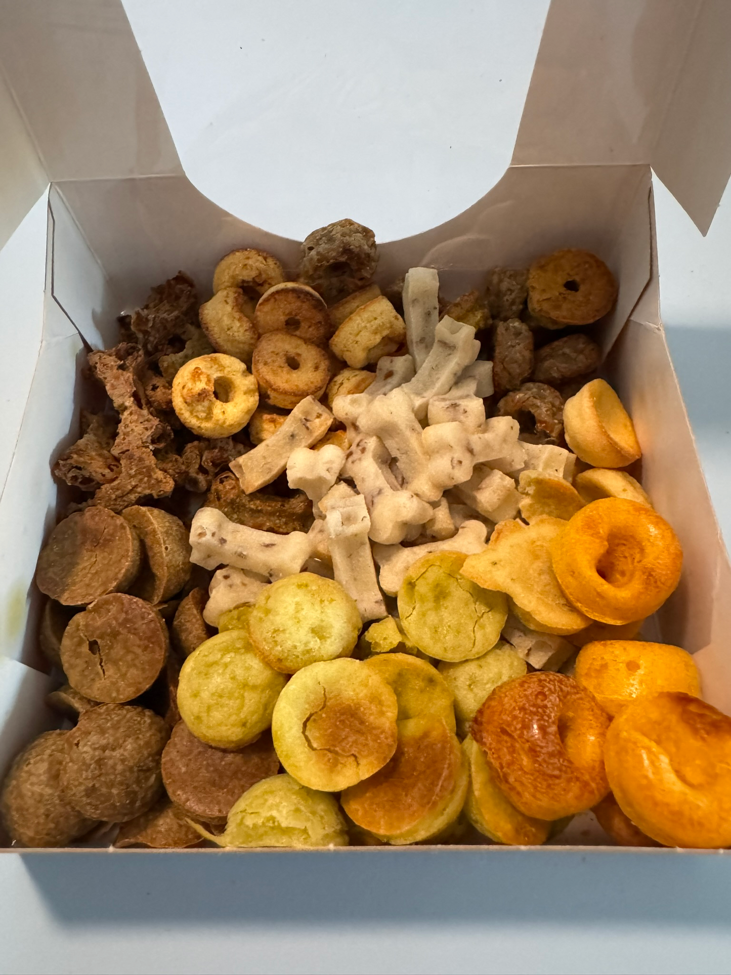 Geschenkebox für Welpen, gemischte Snackbox für Welpen und Junghunde